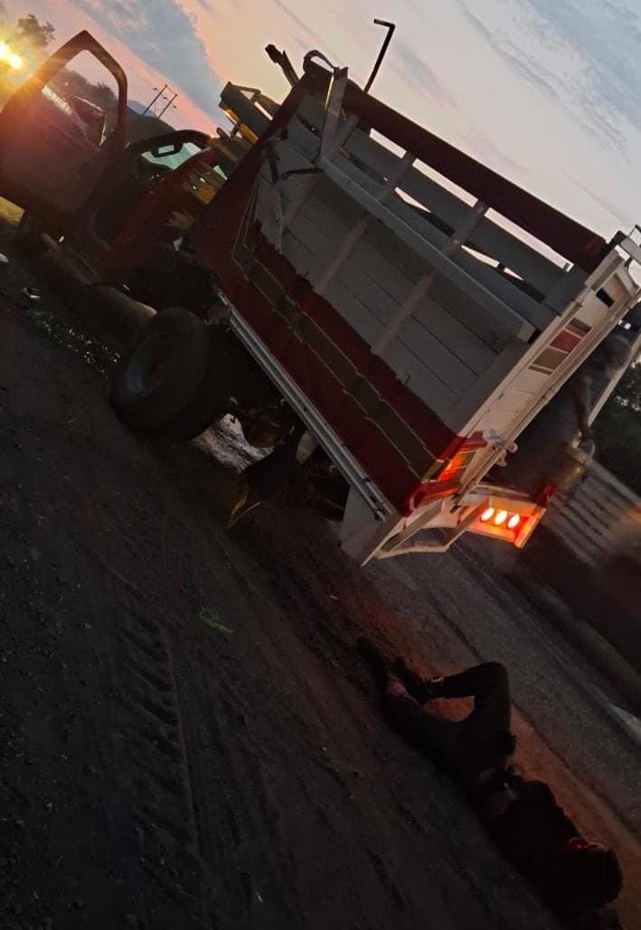 Vuelca camioneta de jornaleros, en Múgica; hay un muerto y 8 heridos