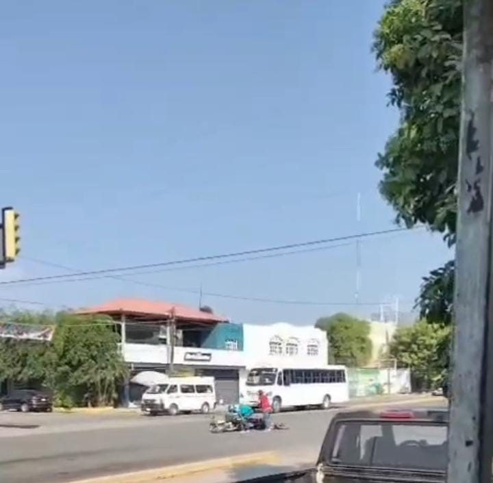 Choque entre dos motocicletas deja saldo de dos heridos leves en Apatzingán