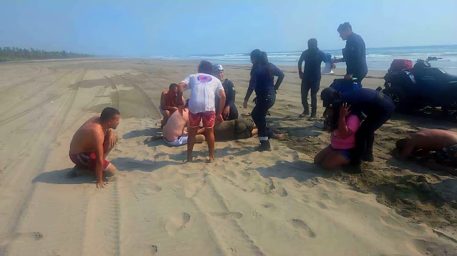 Turista es rescatado por salvavidas, en Playa Azul