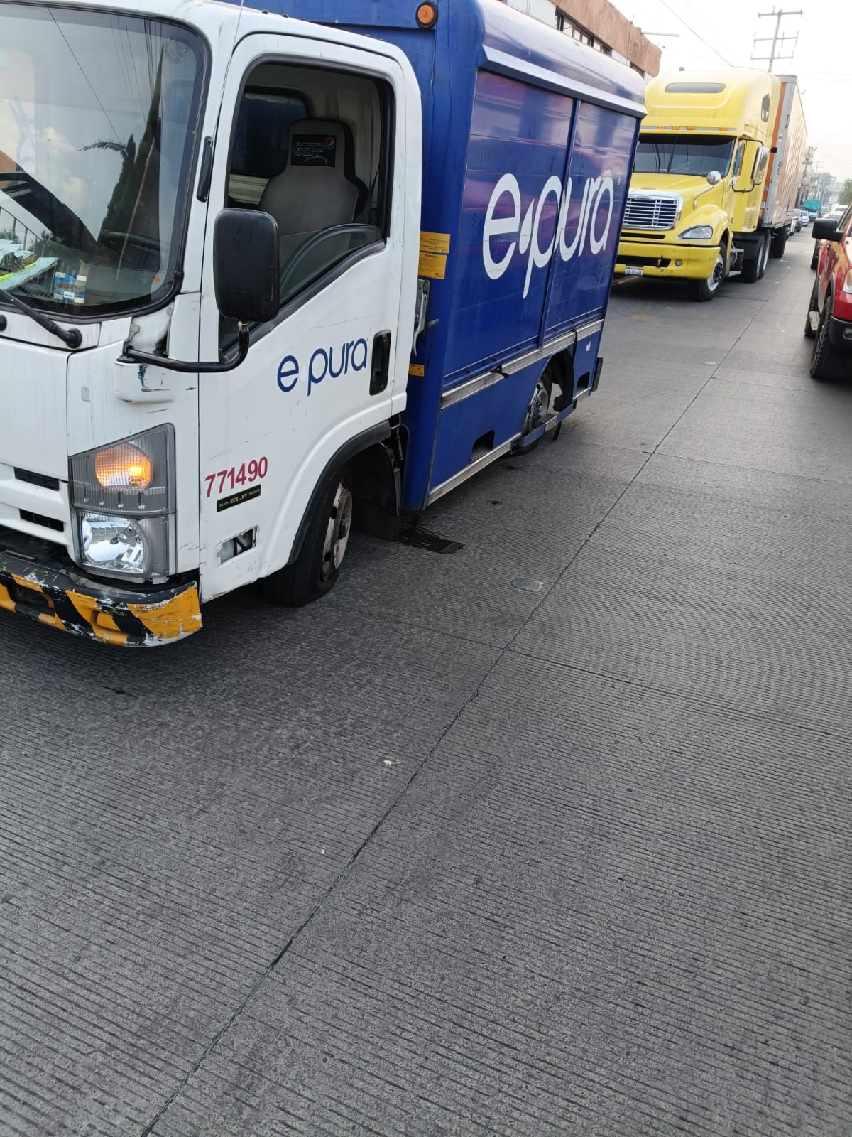 Normalistas vandaliz4n vehículos en Morelia 