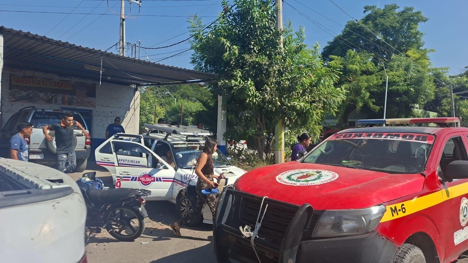Cuatro lesionad0s en choque motocicleta y cuatrimoto, en Apatzingán