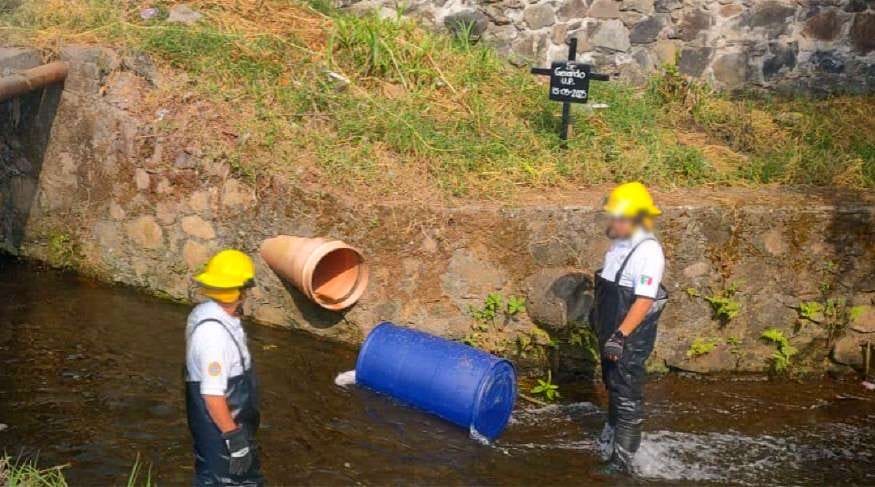 Localizan cadáver de mujer dentro de tambo de plástico, en un río, de Uruapan 
