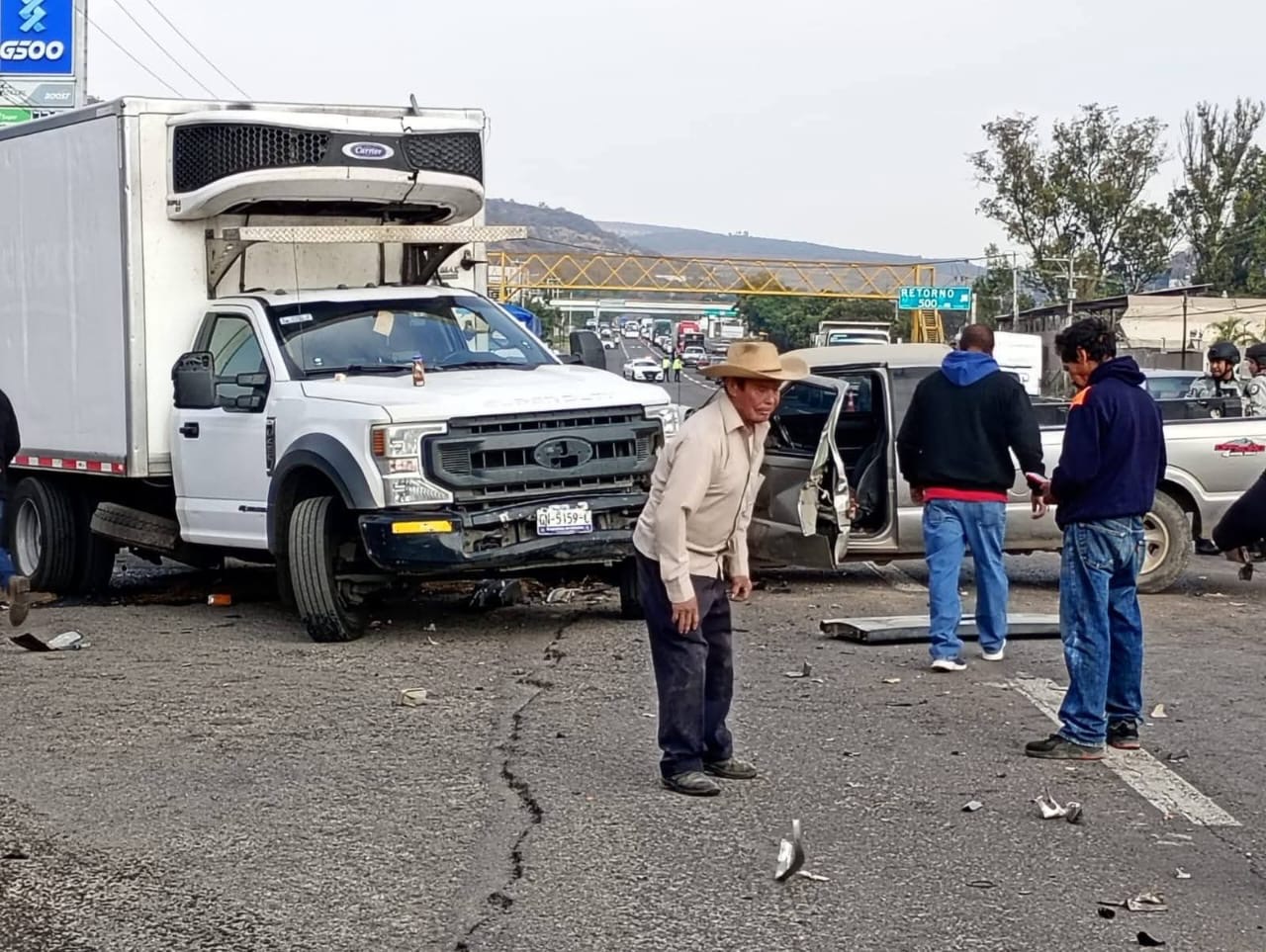 Se registra choqu3 de camionetas, en la carretera Morelia – Salamanca 