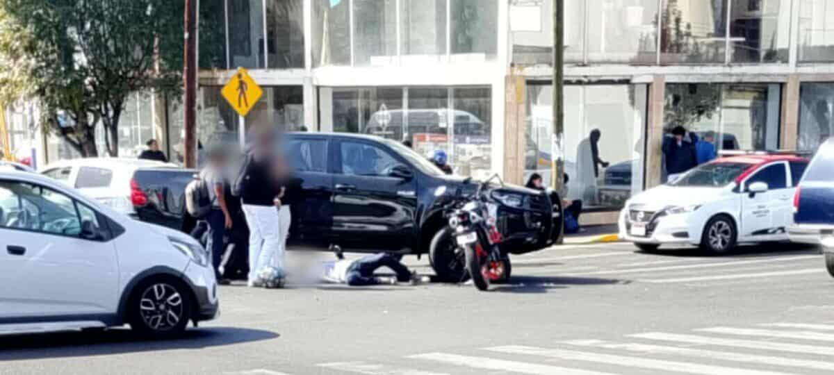 Se registra ch0que entre moto y camioneta en Calzada Ventura Puente de Morelia 