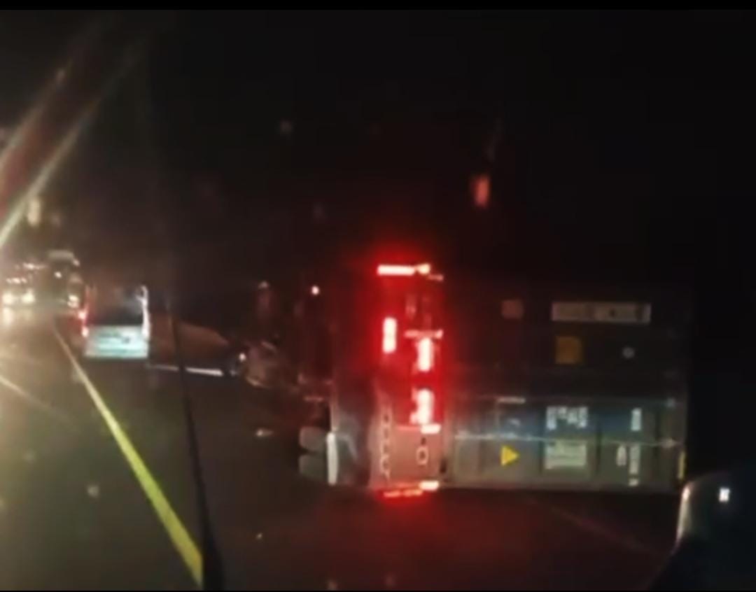 Volcadura de tractocamión provoca fuerte movilización en la Siglo XXI; conductor resulta ileso