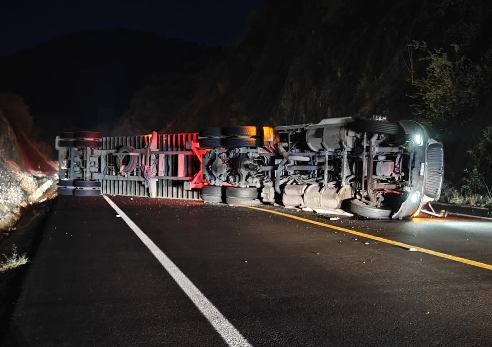 Se registran dos accidentes de tráileres, en la autopista Siglo XXI