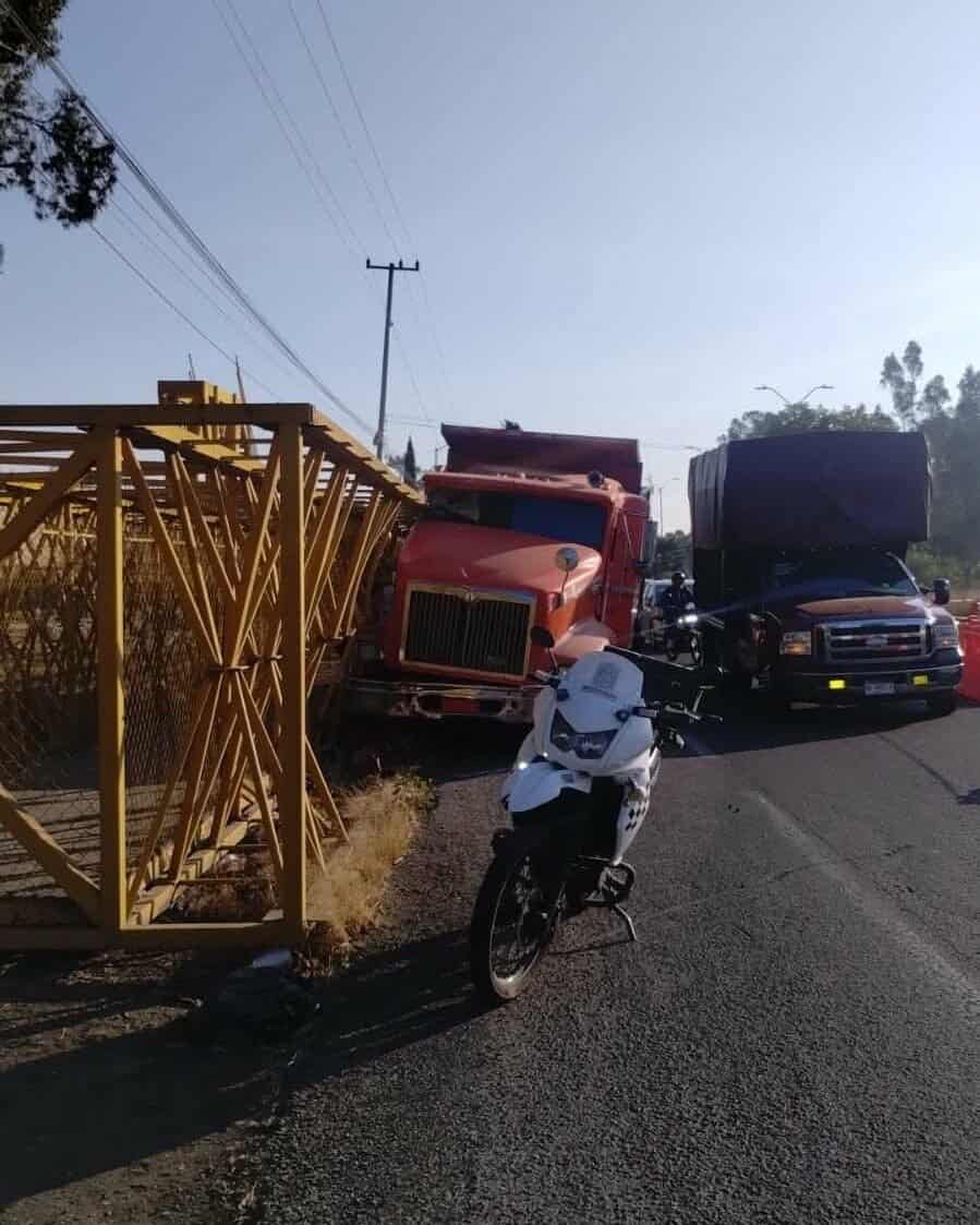 Camión volteo choca contra vieja estructura de puente peatonal al poniente de Morelia