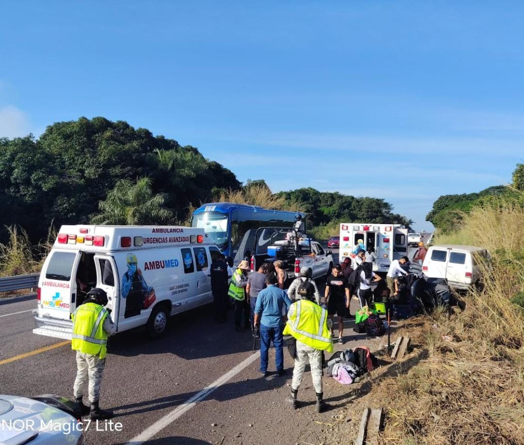 Siete heridos en choque de camioneta contra barra de contención, en la autopista Siglo XXI