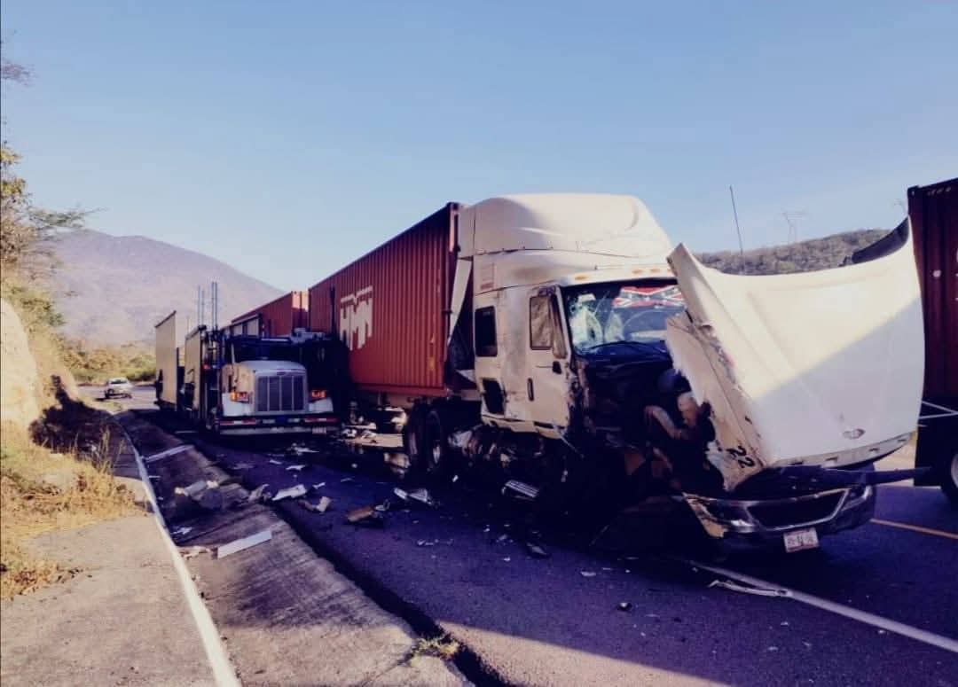 Choque de tráileres en la Siglo XXI; sin lesionados