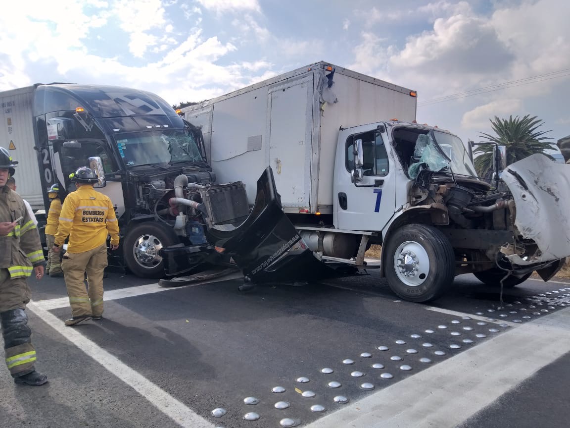 Se registra choque entre tráiler y camión de carga en la Morelia-Pátzcuaro 