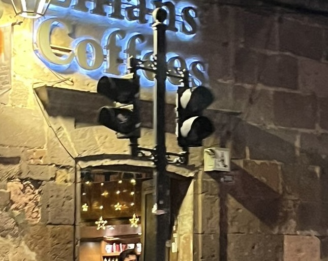 Transeúntes peligran ante semáforos peatonales que están  descompuestos desde hace años en Morelia y sin atención de la autoridad municipal