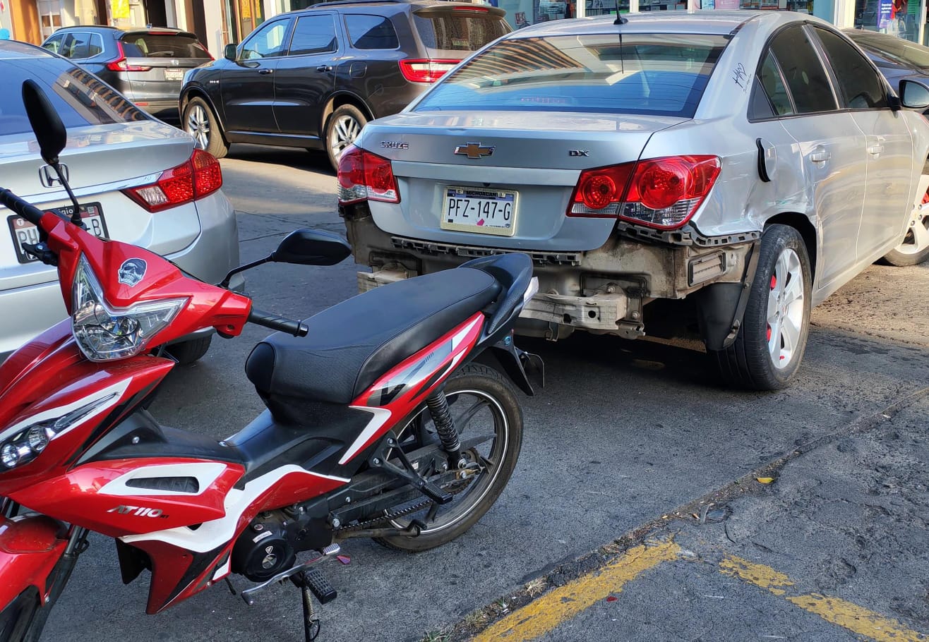 Mujer es atropellada por auto que fue embestido por un camión, en Zamora