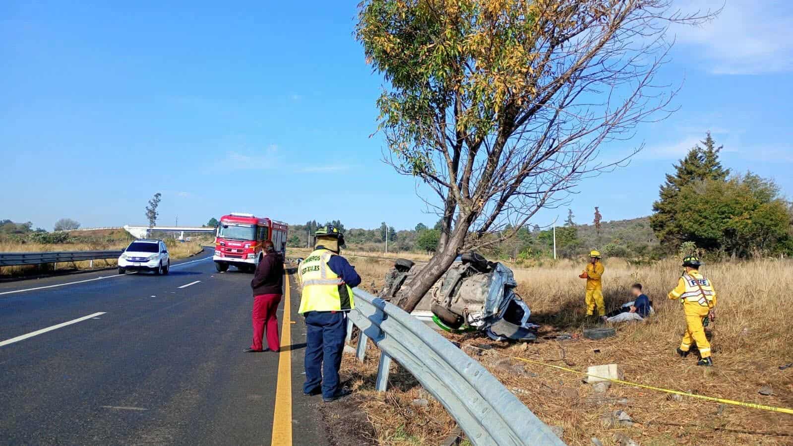 Vu3lca taxi sobre la Morelia–Pátzcuaro; hay 2 herid0s