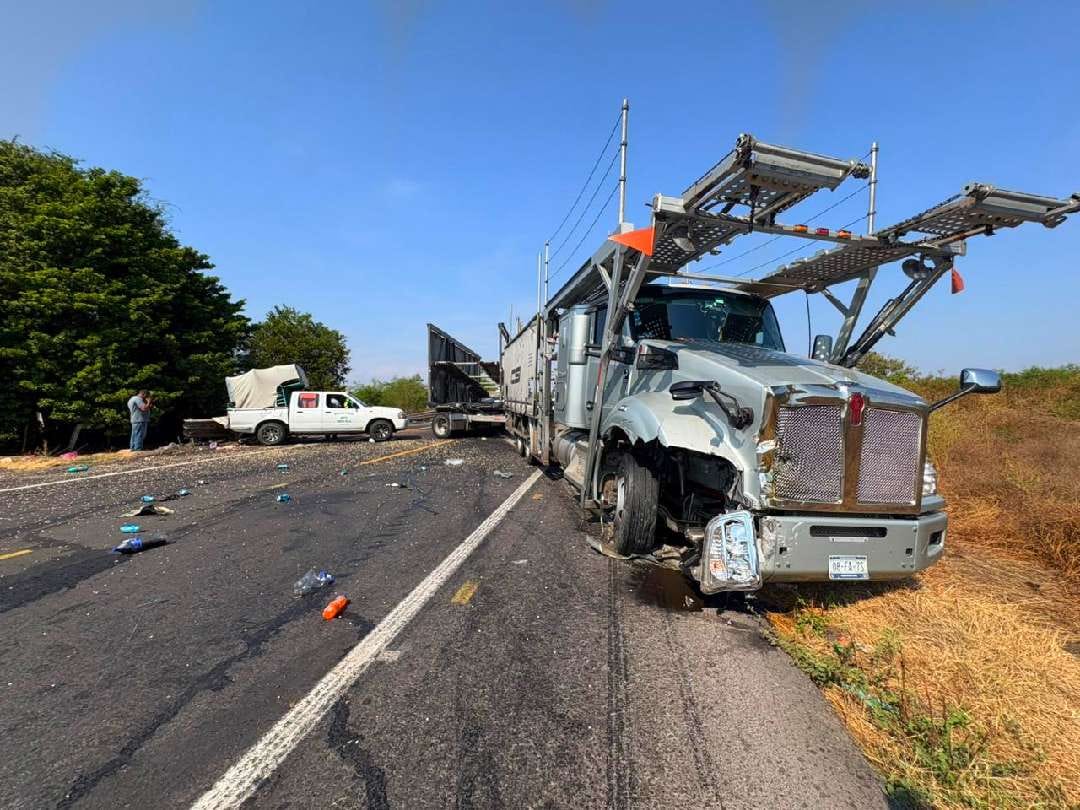 Se registra choque de camioneta y camión nodriza, en la autopista Siglo XXI