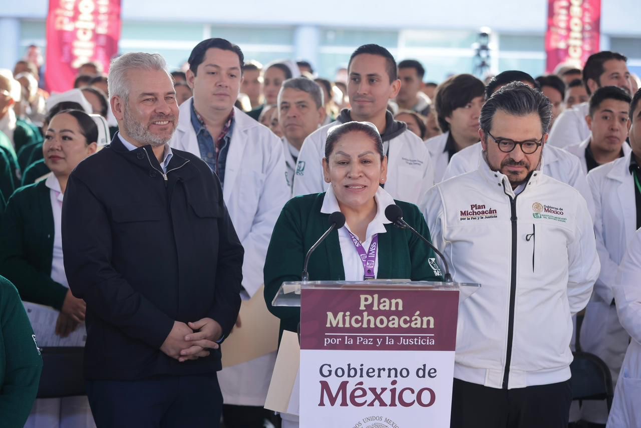 Certeza laboral para reforzar servicios de salud; Bedolla y Zoé Robledo entregan bases a 270 trabajadores del IMSS