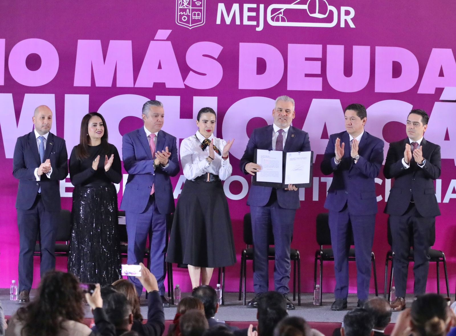 Bedolla presenta reforma constitucional para frenar endeudamientos de largo plazo en Michoacán