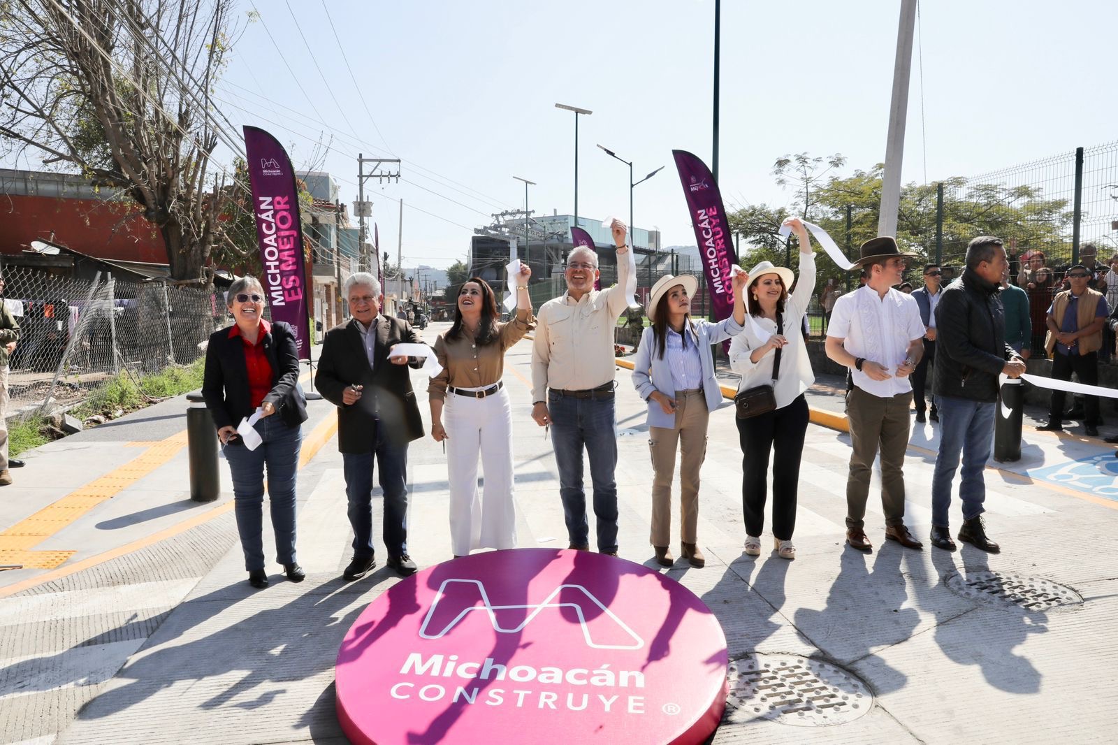 Avanzan obras complementarias del teleférico de Uruapan; inaugura Bedolla calles y canchas deportivas