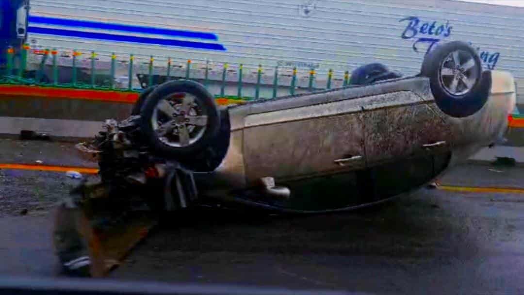 Automovilista resulta herido tras volcadura en la Siglo XXI 