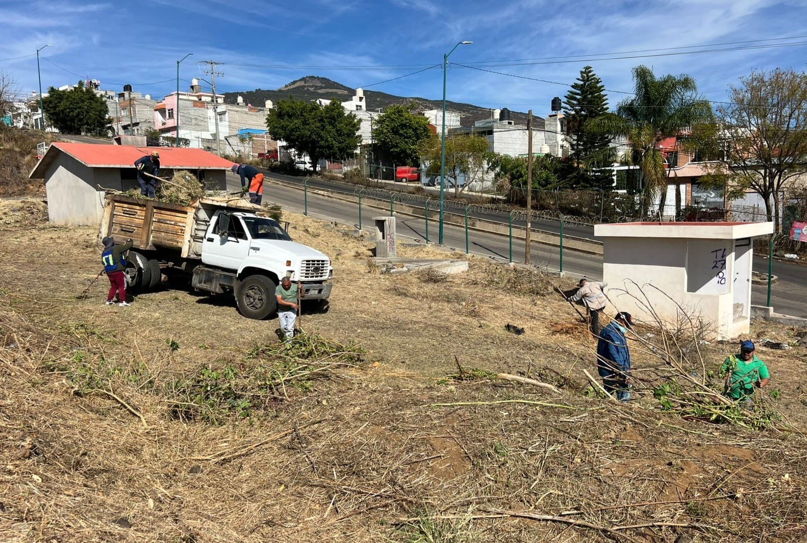Gobierno de Morelia atiende área verde en Cumbres del Quinceo con jornada integral de mantenimiento