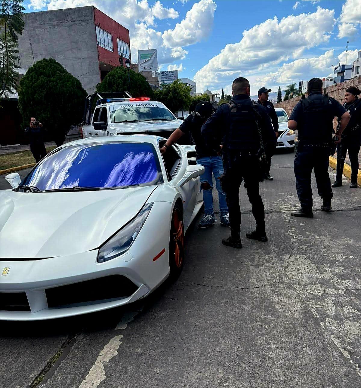 Guardia Civil detien3 a pareja en un Ferrari con reporte de rob0, en Morelia
