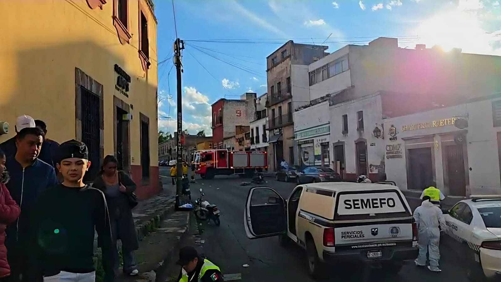 Familia en moto es atropellada por camión de pasajeros en el centro de Morelia; mujer fallece