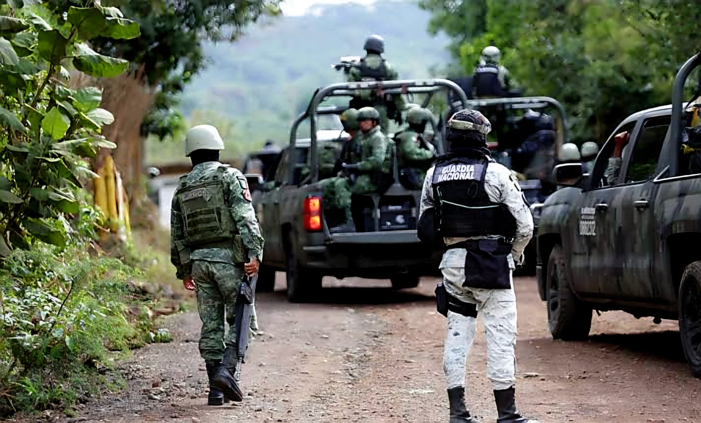 Tres criminales abatidos en enfrentamiento y dos uniformados heridos tras estallido de explosivo improvisado en Tepalcatepec