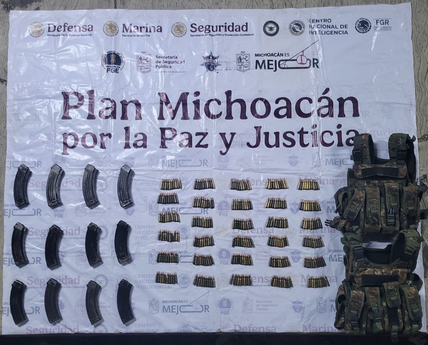 Asegurados 300 cartuchos útiles, 12 cargadores y equipo balístico en Tierra Caliente 