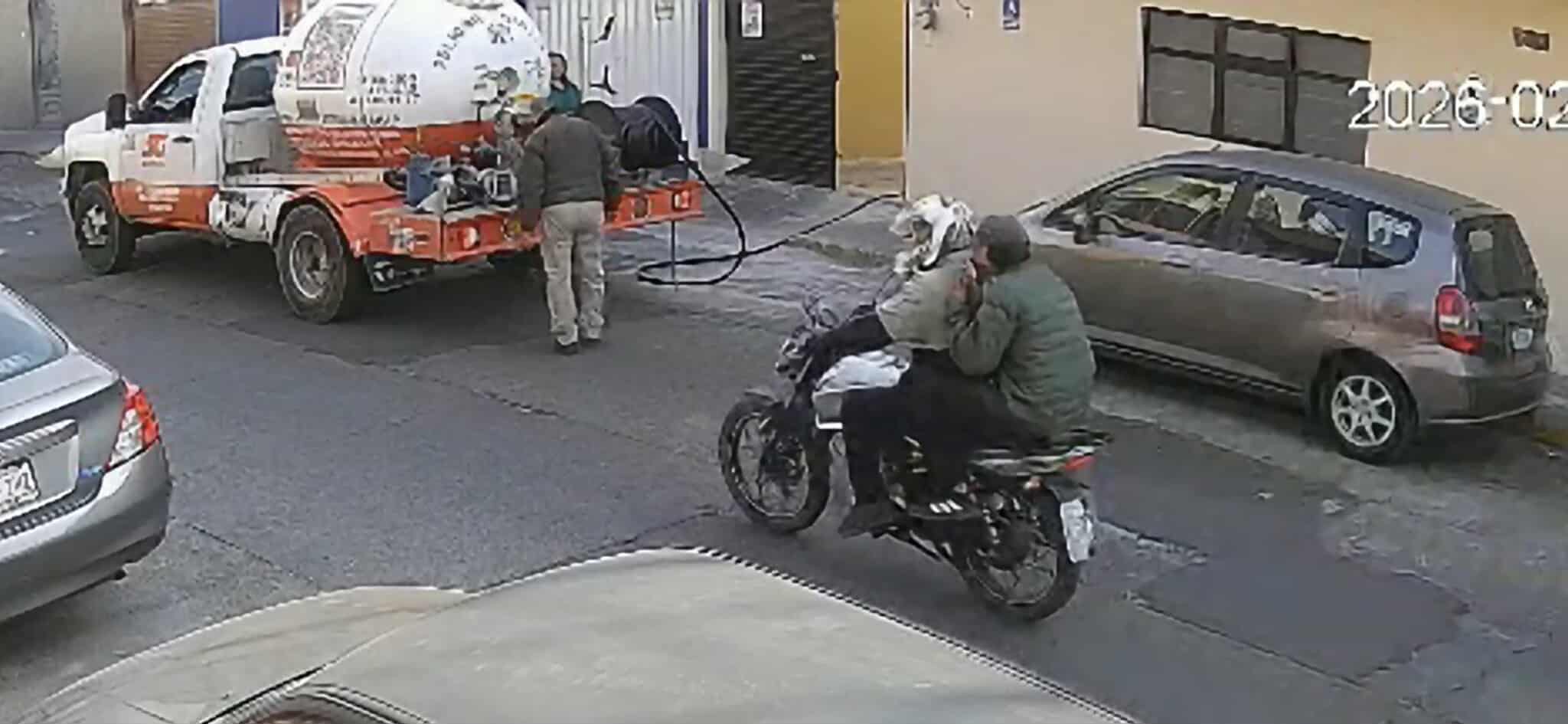 Sujetos en moto presuntamente asaltan a empleado de ServiGas en Morelia