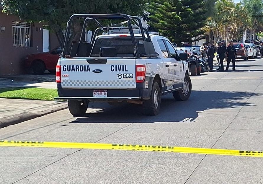 Pistoler0s asesin4n a motociclista por fuera de un colegio, en Uruapan