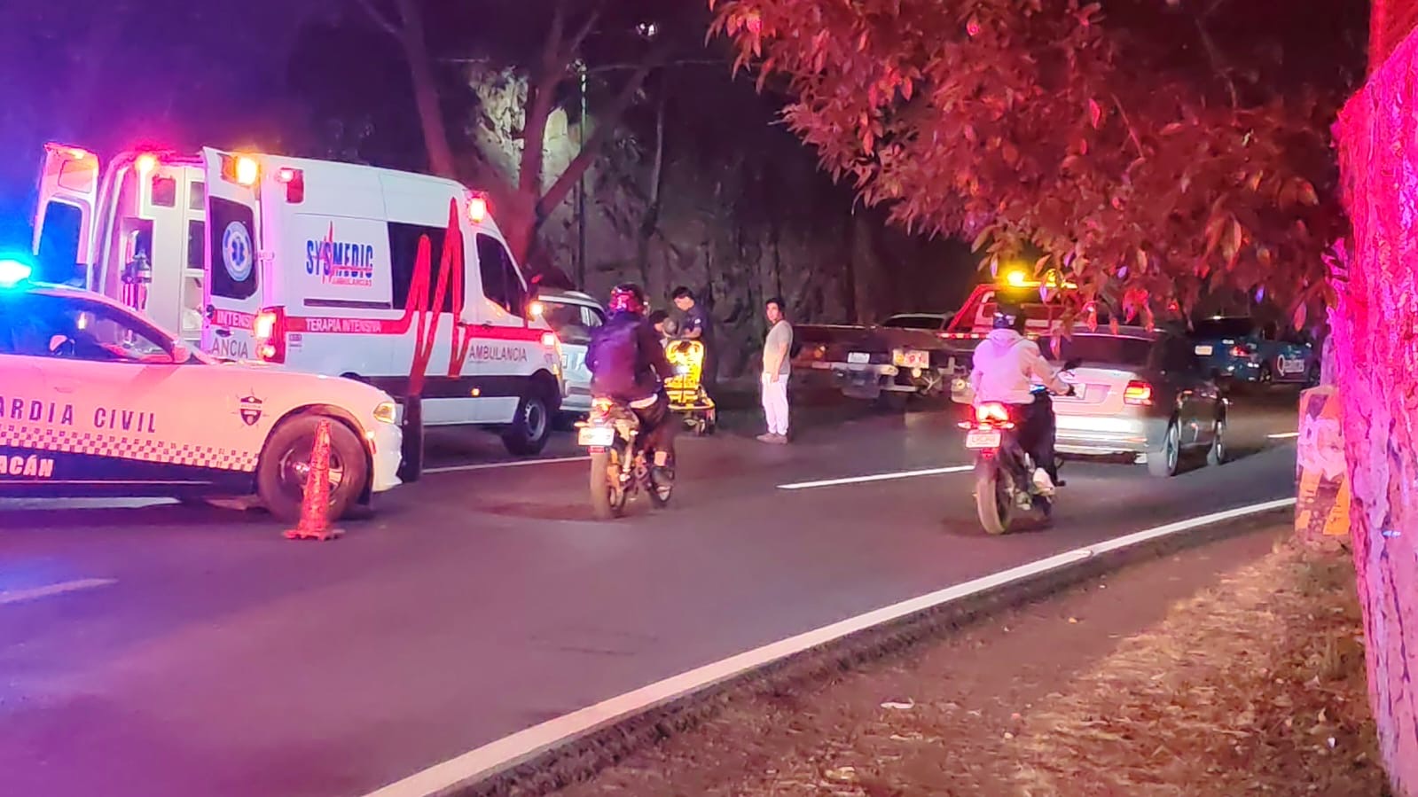 Adulto mayor queda herid0 tras choqu3 de auto contra árbol en el Libramiento Sur de Morelia 