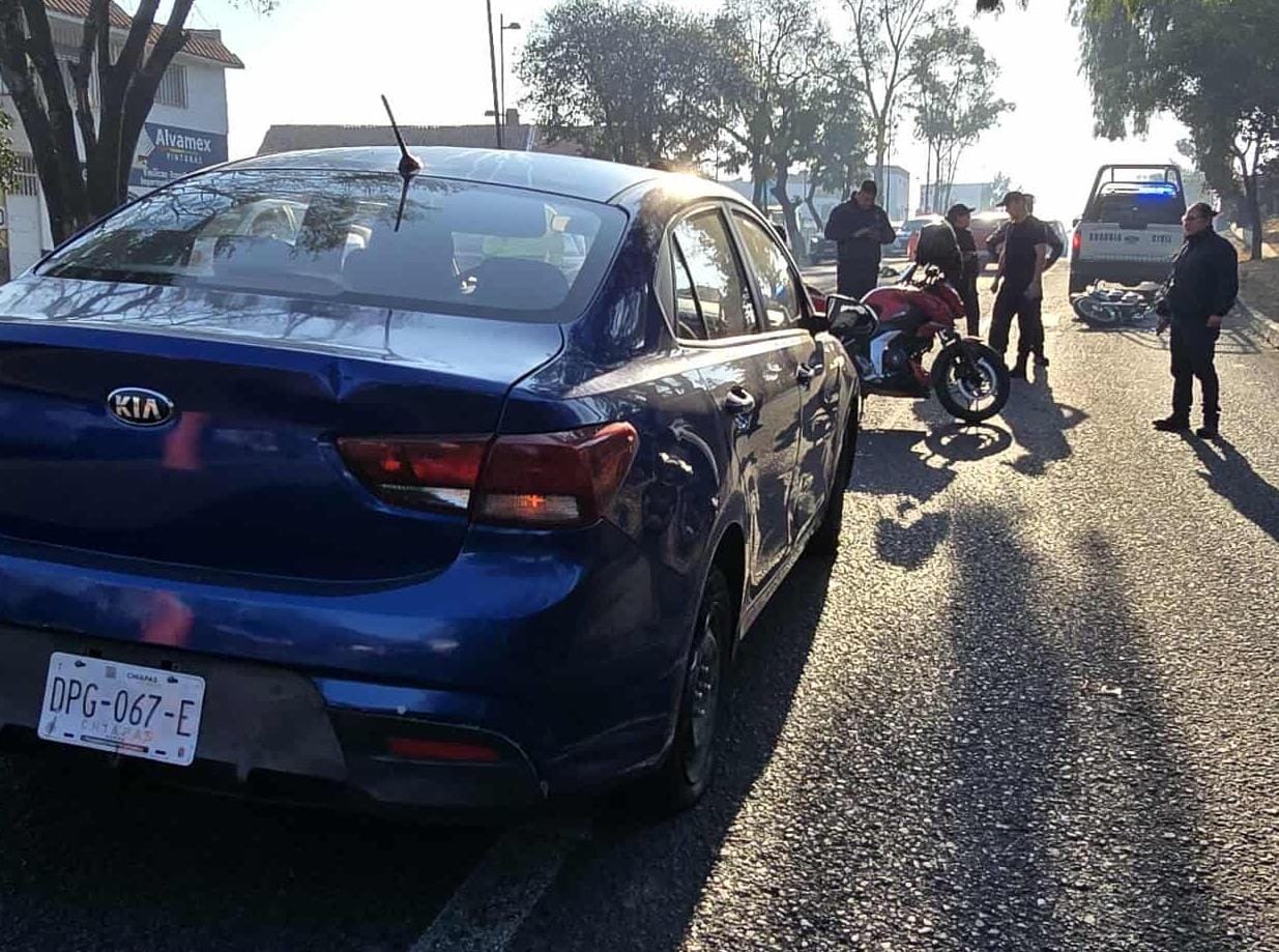 Choque entre moto y auto deja un herido en la Av. Madero Poniente de Morelia