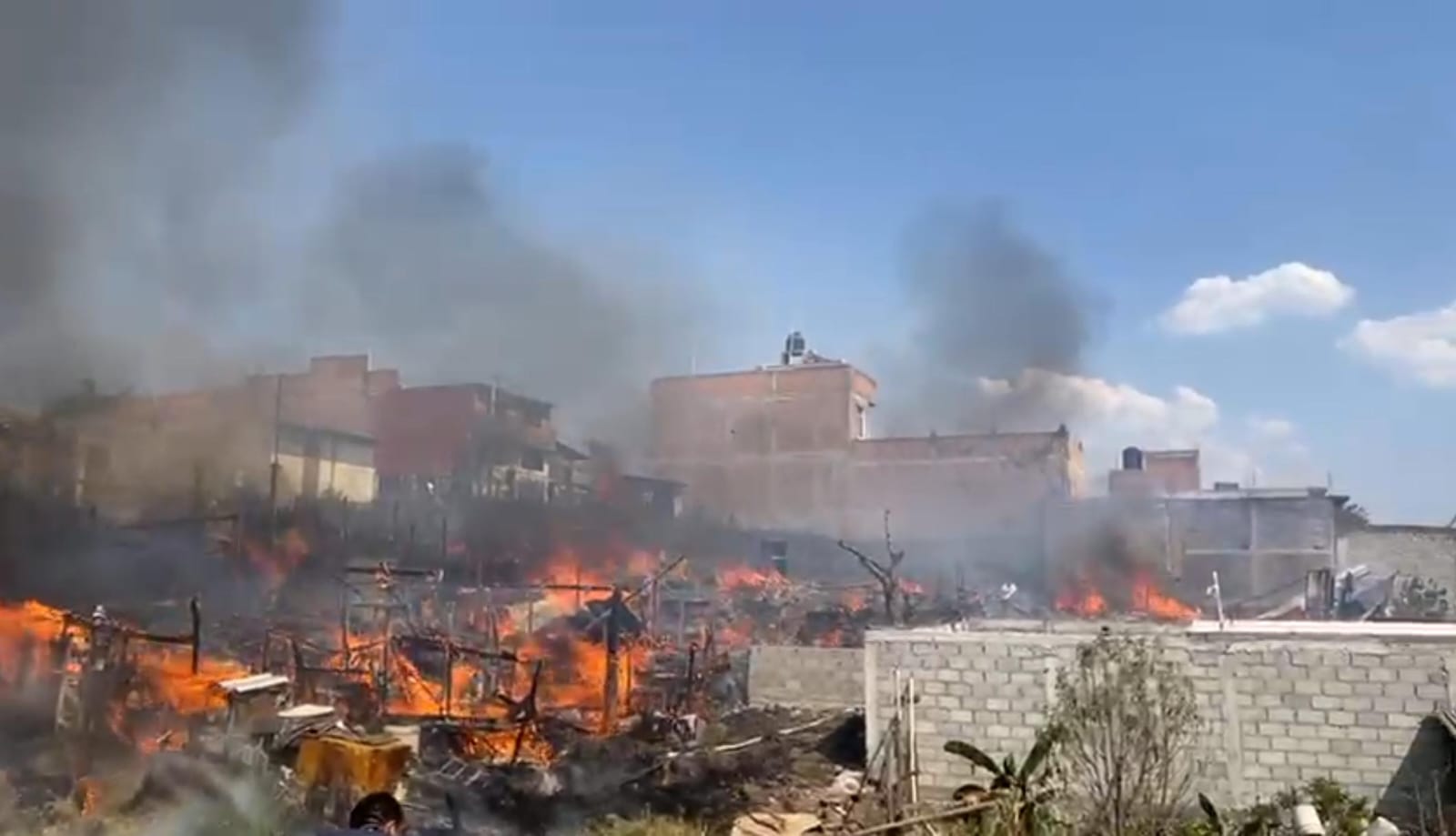 Arden 3 viviendas en la colonia Ampliación 2 de Diciembre, cerca de Ciudad Jardín