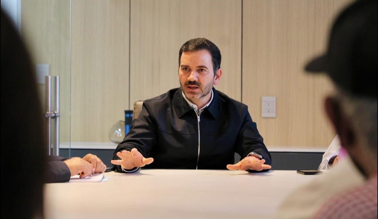 Yankel Benítez y vecinos logran acuerdo para recuperar área verde en San Isidro Itzícuaro