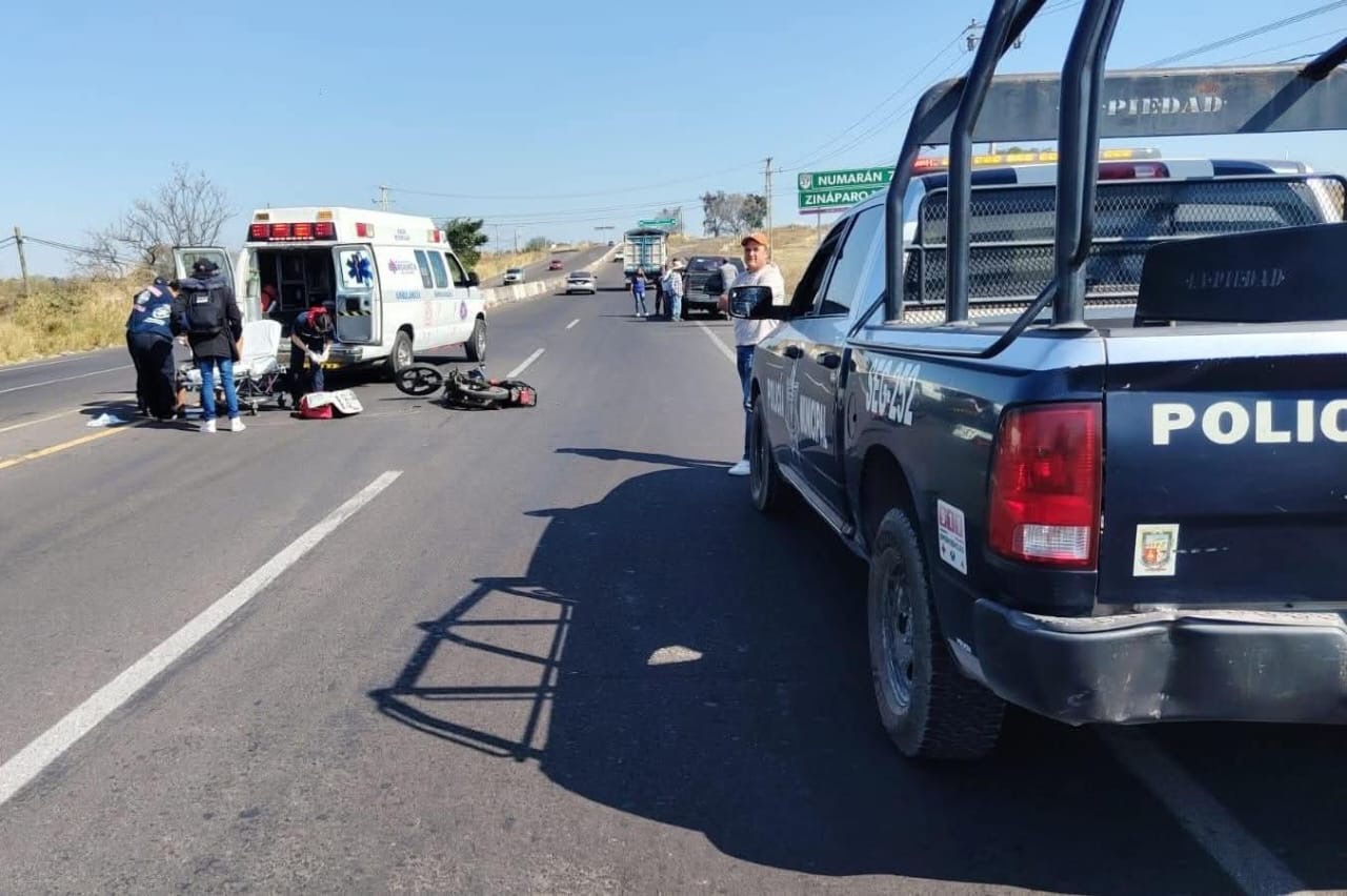 Motorista queda herid0 en choqu3 contra camioneta, en La Piedad