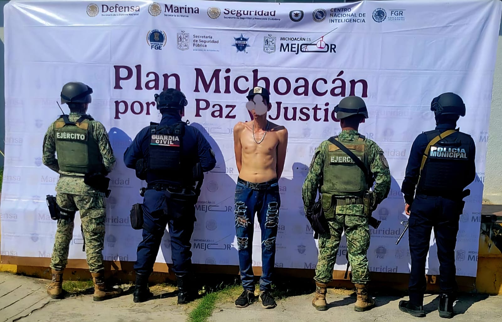 Detienen a hombre con 4rma hechiza y presunta drog4 en la colonia Fovissste, en Apatzingán