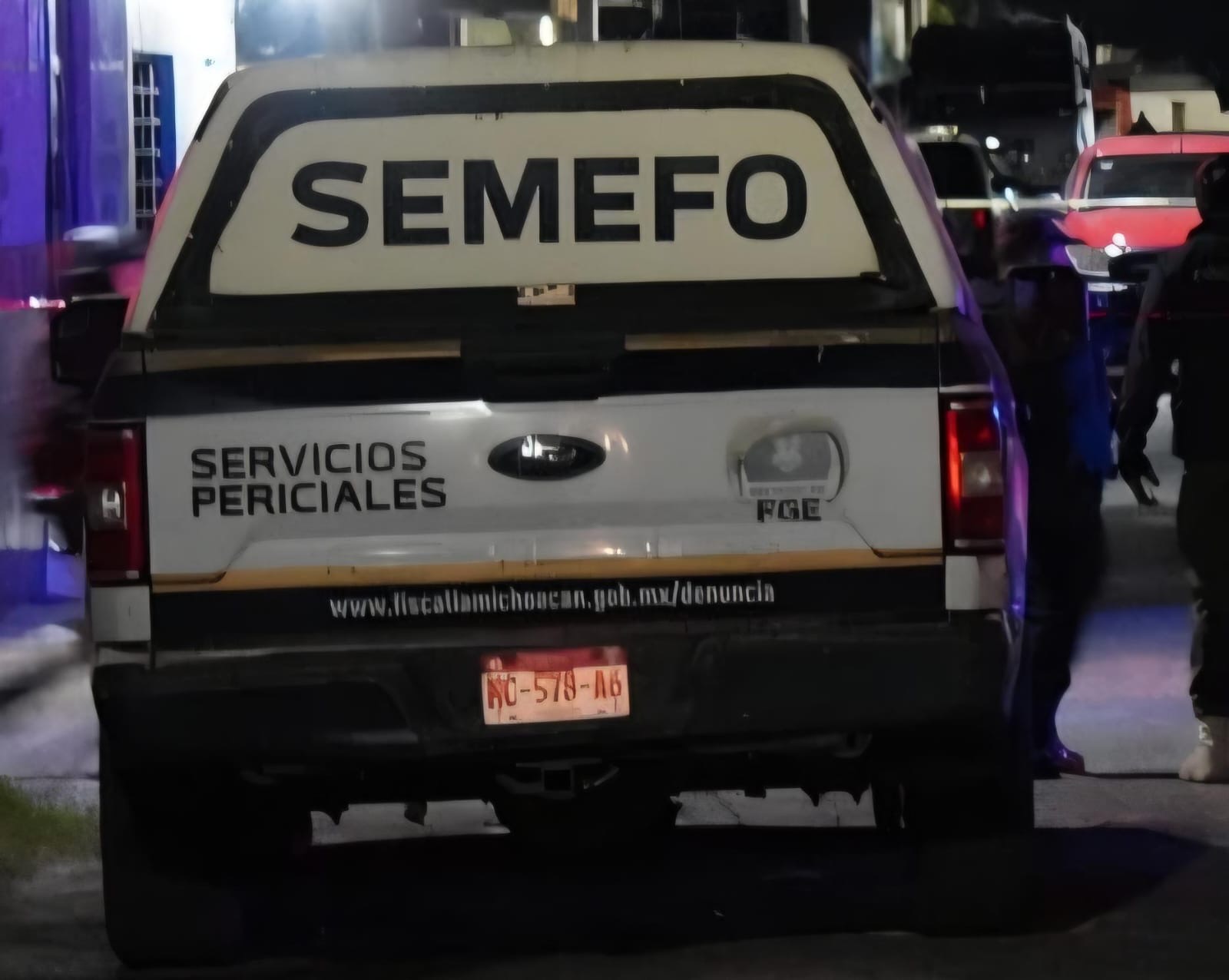 Ejecutan a dos jóvenes con arma larga en plena vía pública en Cotija