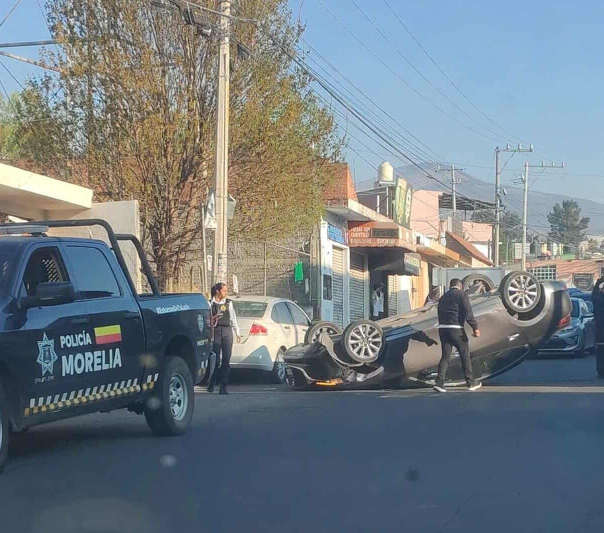 Vuelca auto en la avenida San Juanito Itzícuaro, al poniente de Morelia 