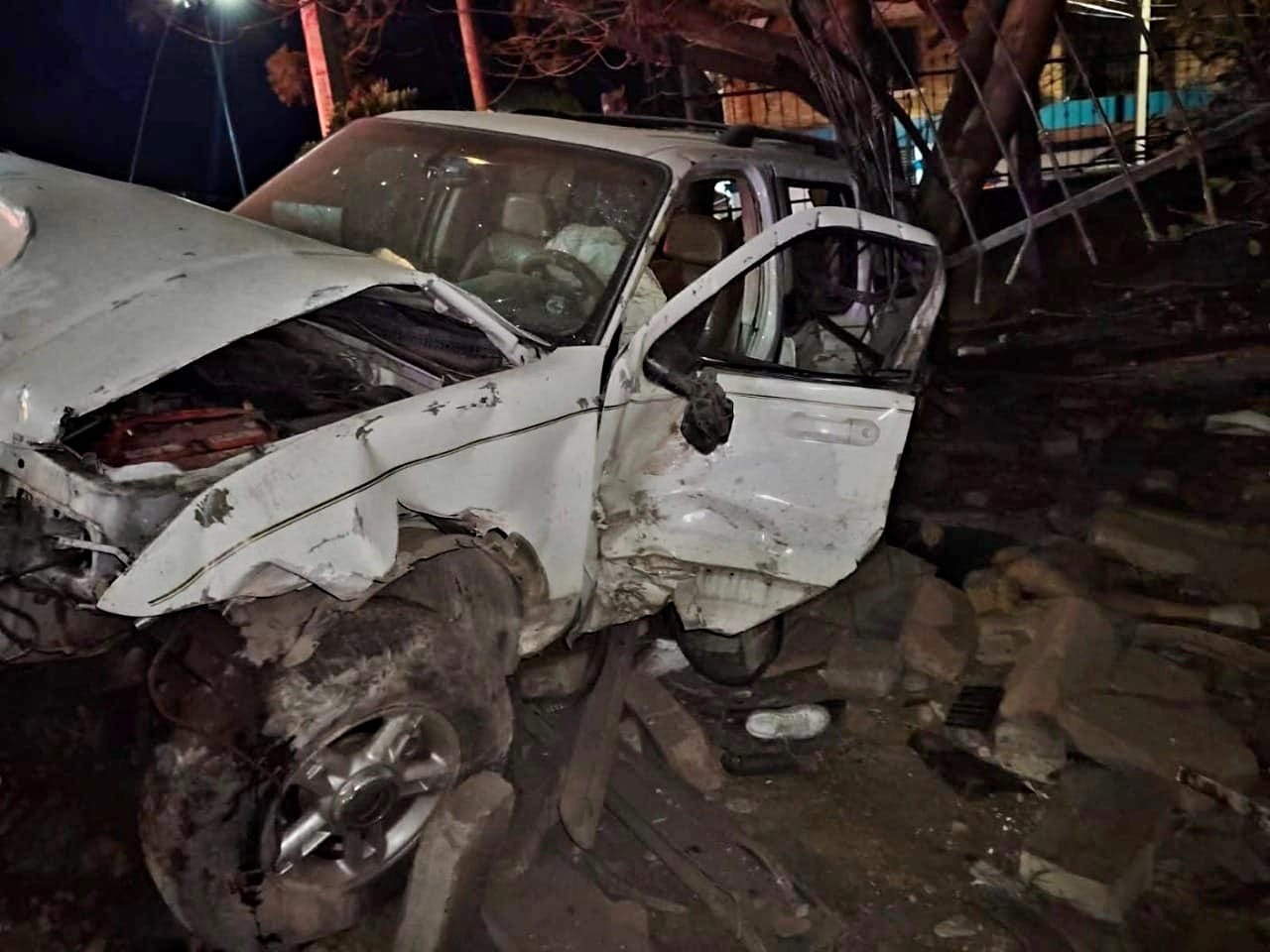 Adolescente muer3 al ch0car su camioneta contra la barda de un kínder, en el Libramiento de Uruapan 