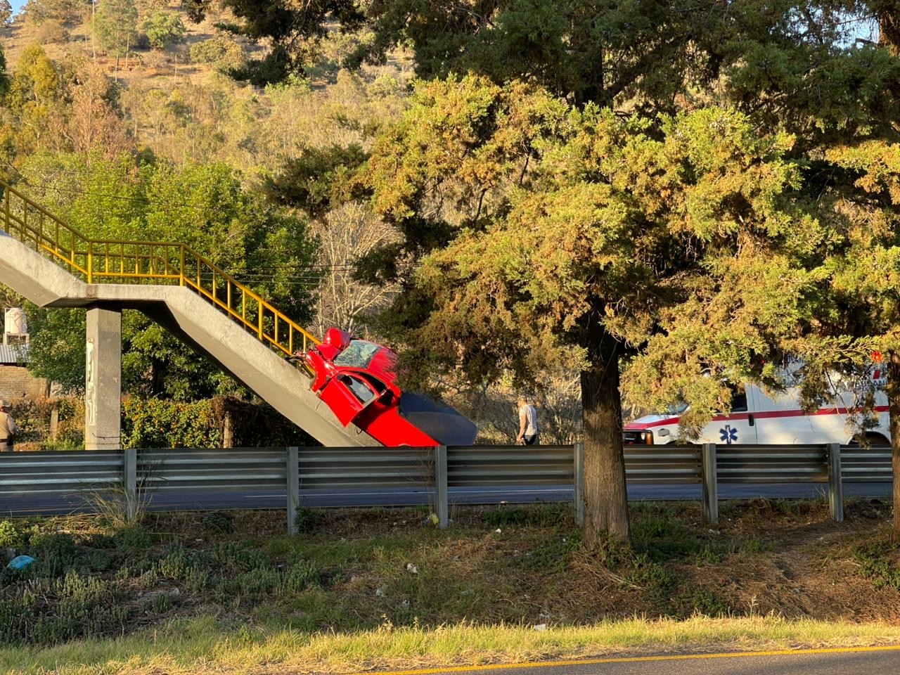 Camioneta choca y termina destrozada sobre el barandal de puente peatonal, en la Morelia – Pátzcuaro 