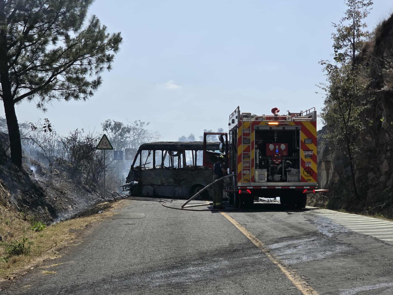 Delincuentes queman 2 vehículos en Antigua Carretera a Pátzcuaro