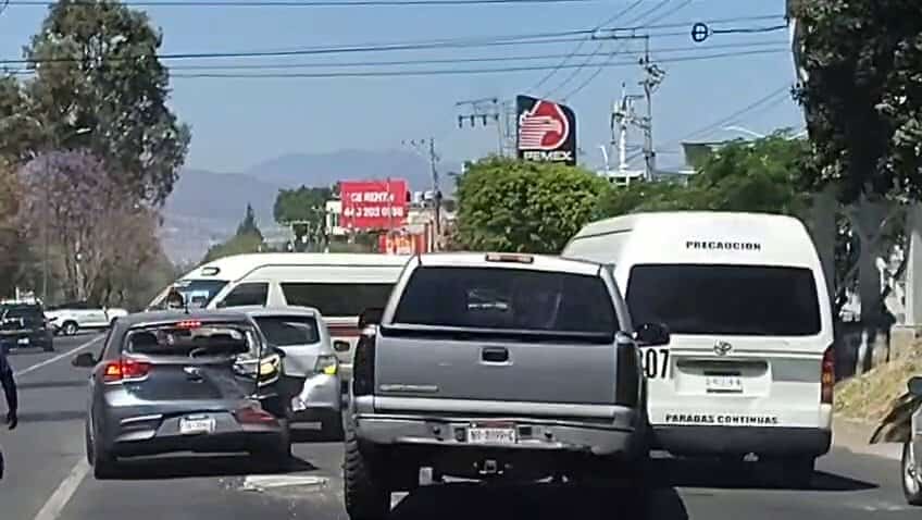 Camioneta con llanta ponchada provoca accidente múltiple en el Libramiento Oriente de Morelia