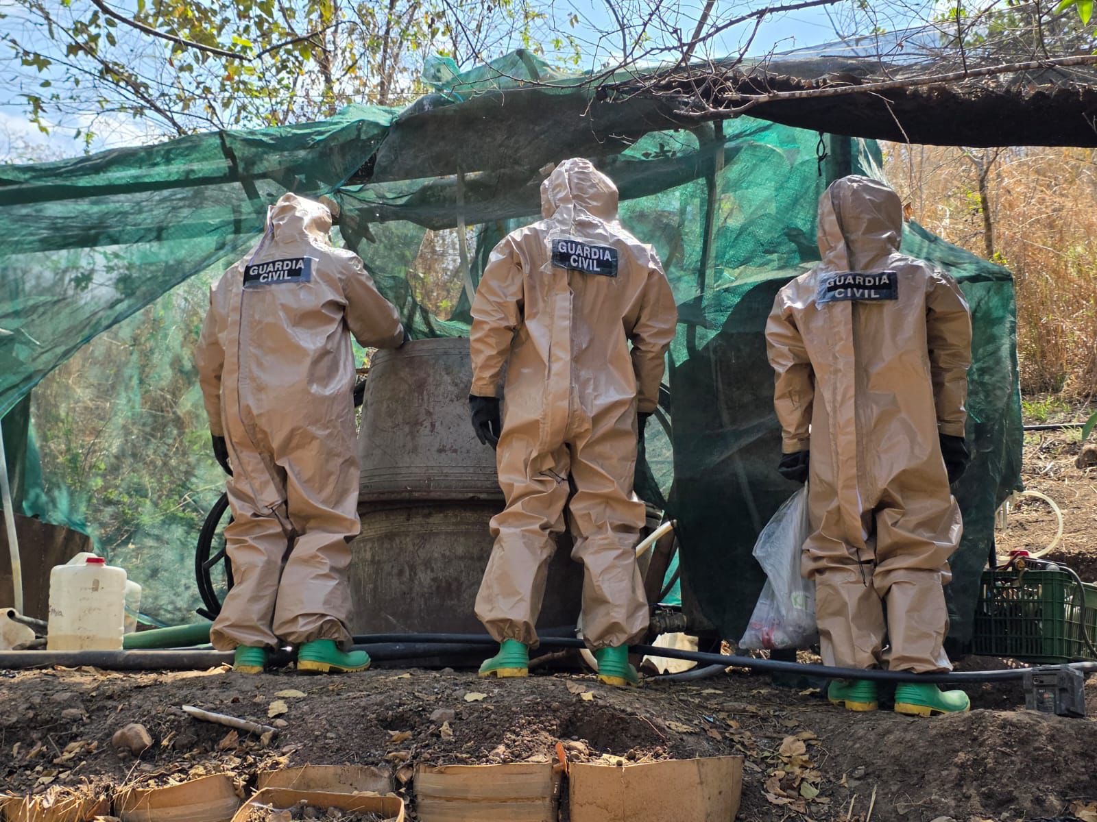 Agentes federales y estatales inhabilitan laboratorio para elaboración de drogas en Peribán
