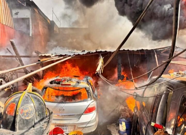 Voraz incendio consume taller mecánico y vehículos en la colonia Ignacio Gómez, en Uruapan