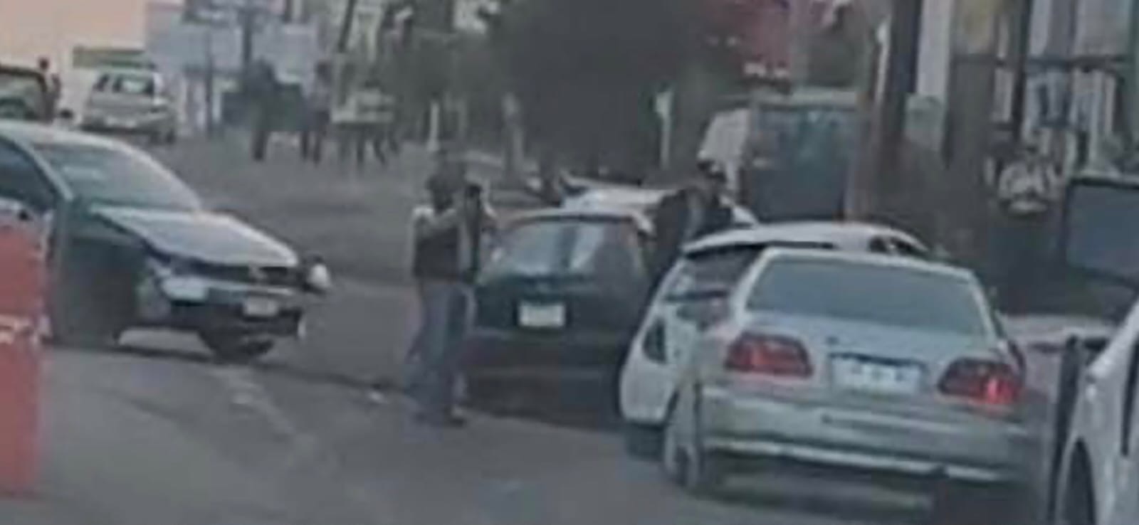 Peatón es atropellad0 y se registra carambola de cinco vehículos en la salida a Charo, en Morelia