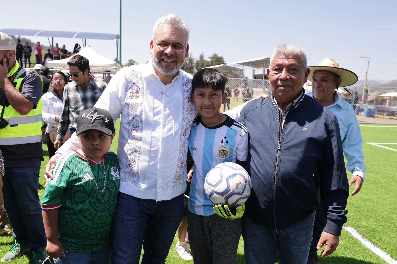 Goles para combatir la violencia en autogobierno de San Felipe de los Herreros; inaugura Bedolla cancha de futbol 7