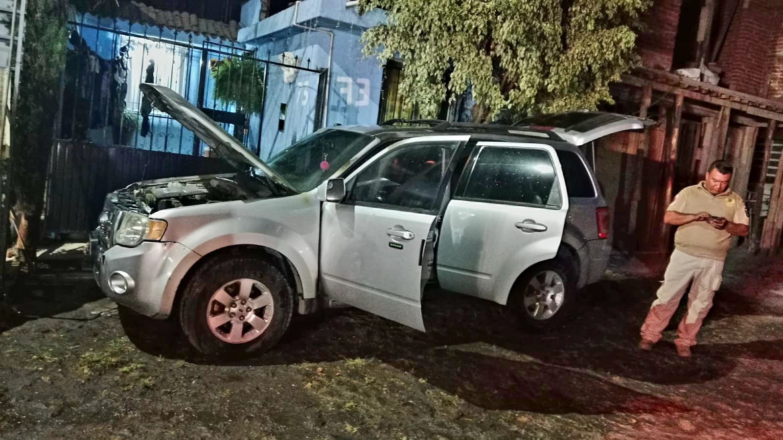 Criminales fallan a intentar quemar una camioneta particular, en Uruapan