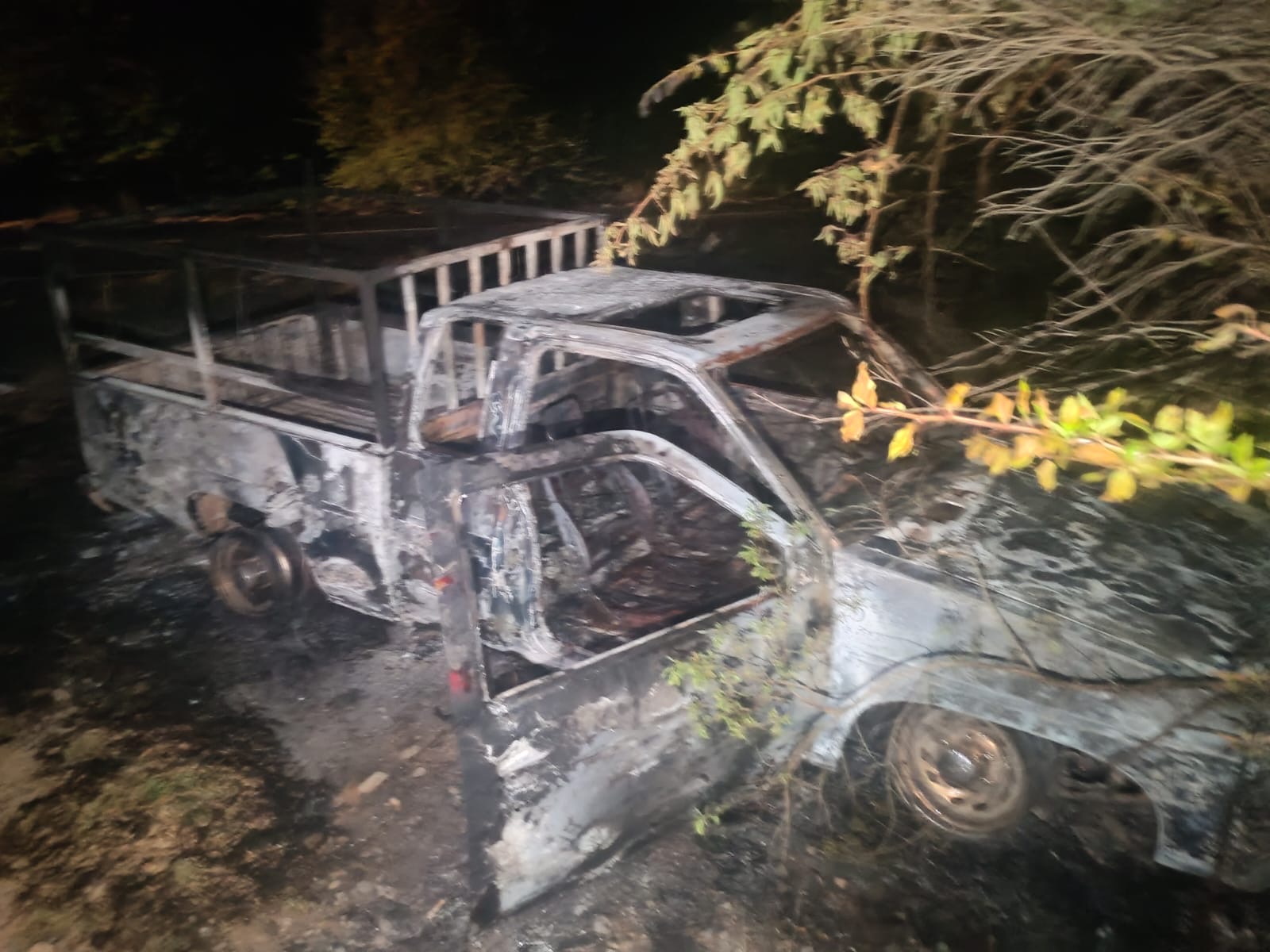 Delincuentes queman vehículos en la libre Pátzcuaro-Uruapan