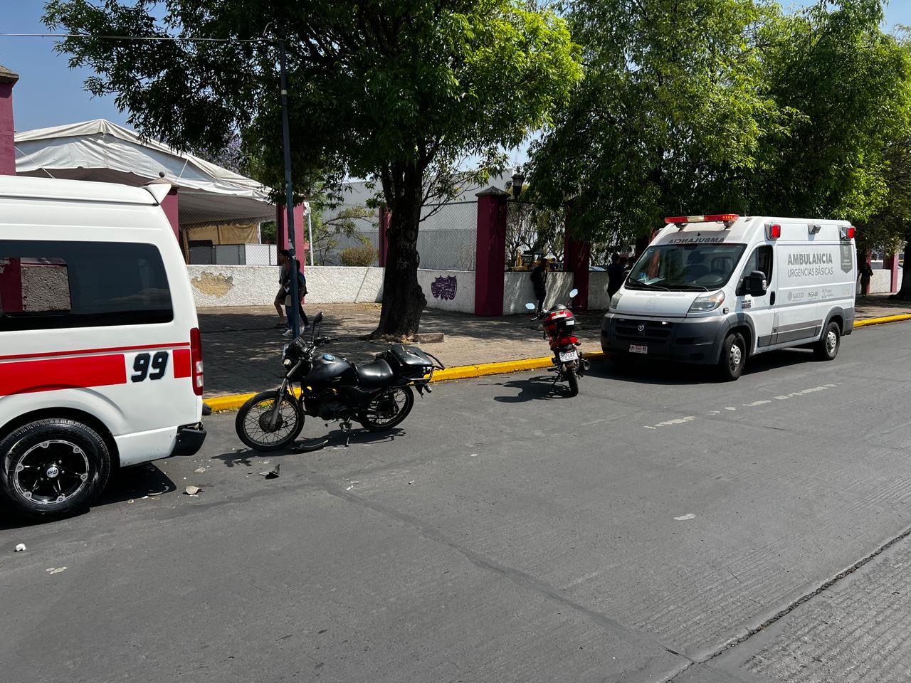 Repartidor de pizza resulta lesionado tras choque de motocicleta frente al Venustiano en Morelia