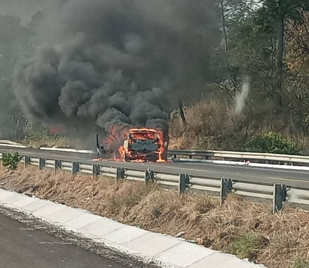 Camioneta se incendia sobre la autopista Siglo XXI 