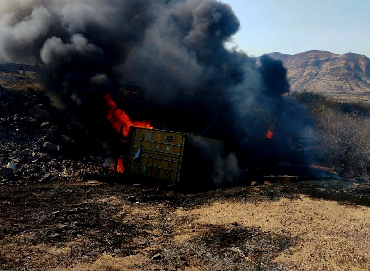 Camión de carga vuelca y se incendia en la autopista Siglo XXI